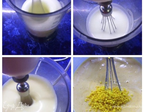 Взбиваем белки с сахаром до крепких пиков. Затем к полученной смеси поочередно добавляем желтки, растительное масло, тыквенное пюре, апельсиновую цедру, тщательно все перемешивая после добавления каждого ингредиента. 