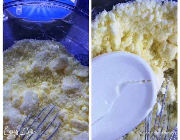 Готовим крем/глазурь для наших пирожных. Масло комнатной температуры взбиваем с сахарной пудрой, добавляем сливочный сыр и опять все взбиваем.
Наносим наш крем на остывший бисквит, а сверху посыпаем рубленными орехами. Разрезаем на порционные пирожные и подаем. 