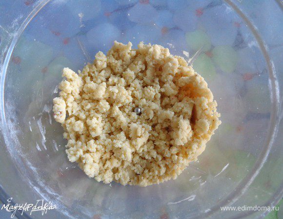 В режиме "Пульс" разбить ножом так, чтобы смесь приобрела вид крошек. 