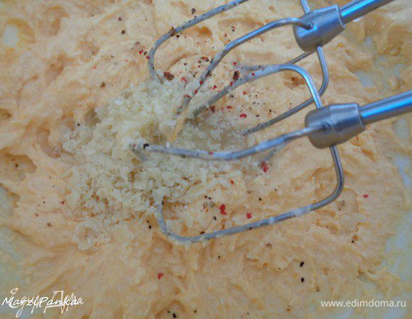 Добавить соль, перец по вкусу, тертый пармезан и сок половины лимона, все размешать миксером. 