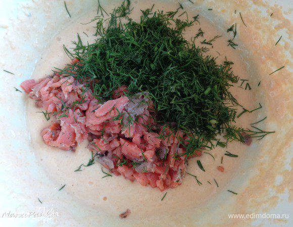 Добавить мелко-порезанный лосось и укроп.