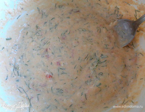 Осторожно вмешать их в сырную массу ложкой.