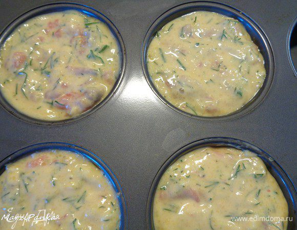 Вылить начинку сверху остывших основ чизкейков. 