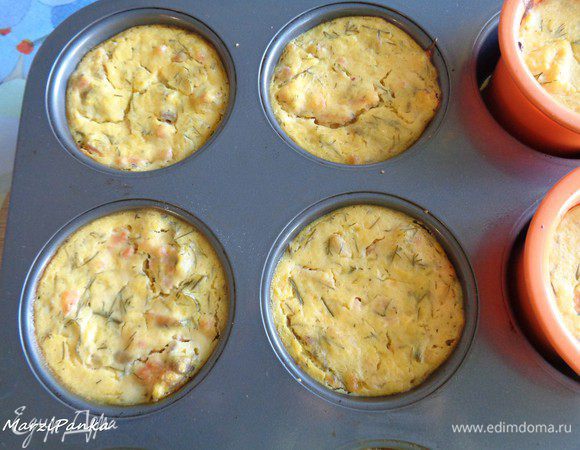 Выпекать примерно 20-25 минут, вынуть форму из духовки. Если серединка слегка колышется, это допустимо, она потом застынет по мере остывания. У меня все пропеклось, серединка тоже.