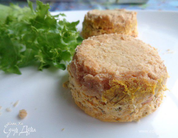 После полного охлаждения убрать мини-чизкейки в холодильник часов на 6, лучше на ночь. 
За час до подачи вынуть из холодильника. Ножом аккуратно провести между бортиком чизкейков и формой и, аккуратно поддевая ножом, вынуть чизкейки из формы.

Приятного аппетита!
