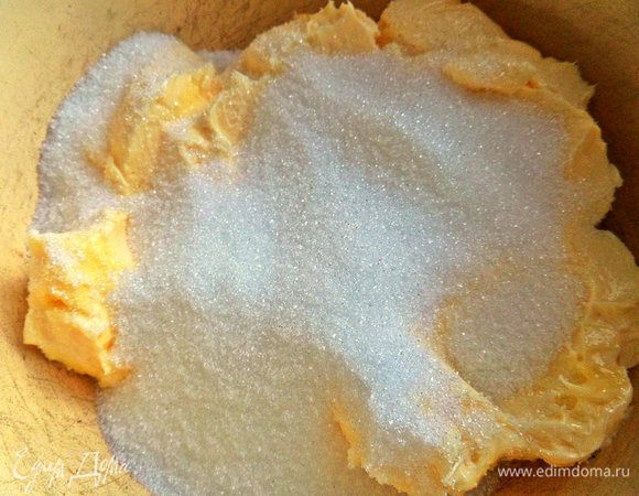 Мягкое масло растираем с сахаром и ванилью.