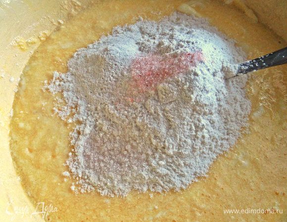 Всыпаем просеянную муку "Аладушкин" с солью и разрыхлителем.