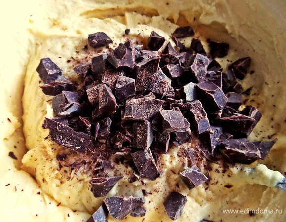 Высыпать в тесто.