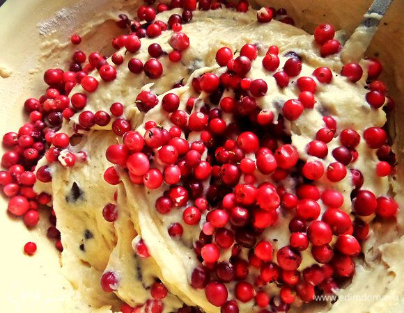 Перемешать осторожно с ягодой.