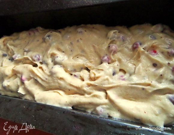 Распределить тесто по силиконовой форме "кирпичик".