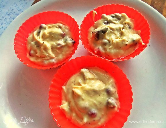 Или по формочкам для маффинов. Кому как нравится! Выпекаем вместе с большим кексом при 180*С.