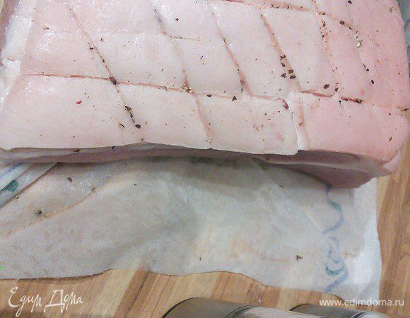 Мясо (должно быть со слоем сальца и кожицы) обмыть, острым ножом сделать крестообразные надрезы. Смешать соль с перцем и растереть ими мясо. 