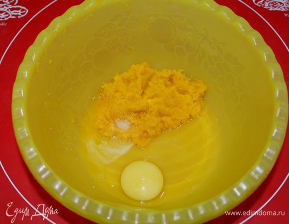 Приготовить тыквенное пюре, добавить яйцо, соль, оливковое масло.