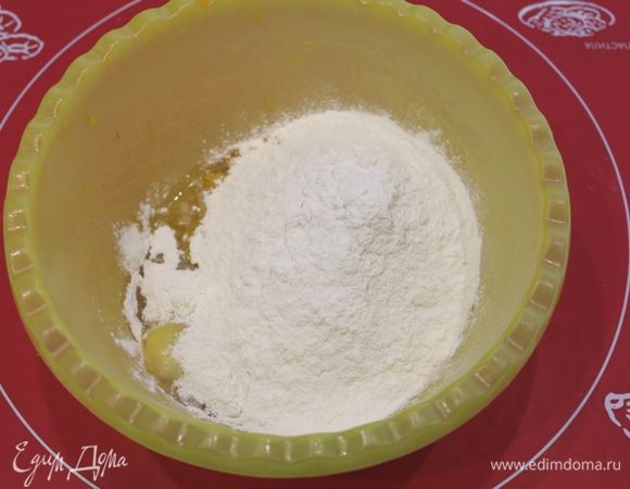 Просеять муку.