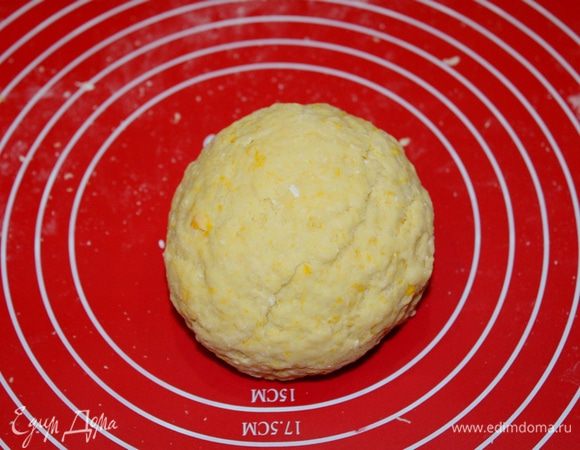 Замесить тугое, но эластичное тесто. Если нужно добавьте немного муки. Готовое тесто завернуть в пленку и дать полежать при комнатной температуре минут 30.