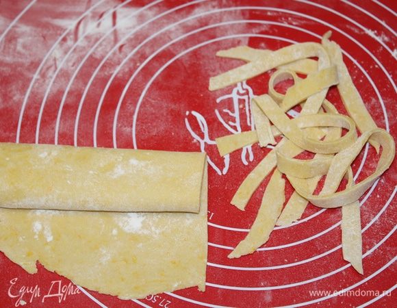 Тесто тонко раскатать. Хорошо присыпать верх мукой и свернуть в рулон. Нарезать толщиной 1-2 см, развернуть ленточки и немного подсушить их.
