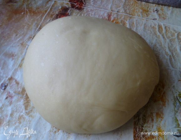 Это одно из моих любимых видов теста.
Выпечка на смальце получается очень нежная, воздушная и невероятно вкусная!
Тесто я замешиваю в хлебопечке. На дно ведерка сначала наливаю растопленный смалец и растительное масло, затем добавляю молоко и яйцо, соль и просеянную муку (у меня стакан граненый 250 мл), сверху дрожжи быстрорастворимые, сахар (4 ст. л.) и ванильный сахар.
Режим "Тесто" (у меня 1 час).