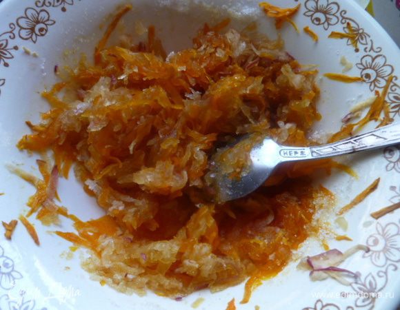 Для начинки тыкву и яблоки я натираю на терке, добавляю 4 ст. л. сахара и тушу до выпаривания жидкости.