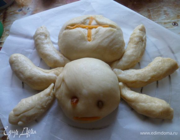 Собираю паучка.
Голова — булочка меньшего размера, глазки — изюминки, ротик — кусочек тыквы в надрезе, туловище — большего размера, сделала крестообразный разрез вставила полосочки тыквы. Лапки просто, без начинки. 
Смазать молоком. На противень с пергаментом.
Выпекать при 200 градусах 25 минут в разогретой духовке.