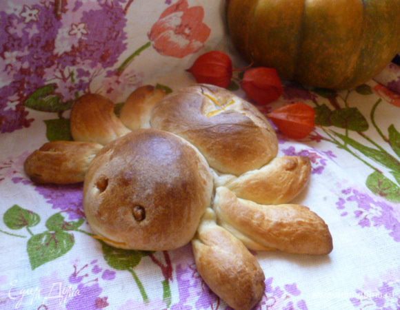 Затем дать остыть и аккуратно снять с противня.
Из данного количества теста у меня получился 1 паук и несколько больших булочек.