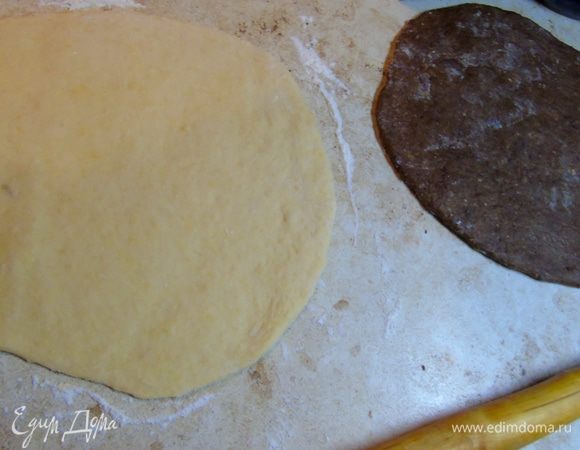 Раскатайте два коржа.