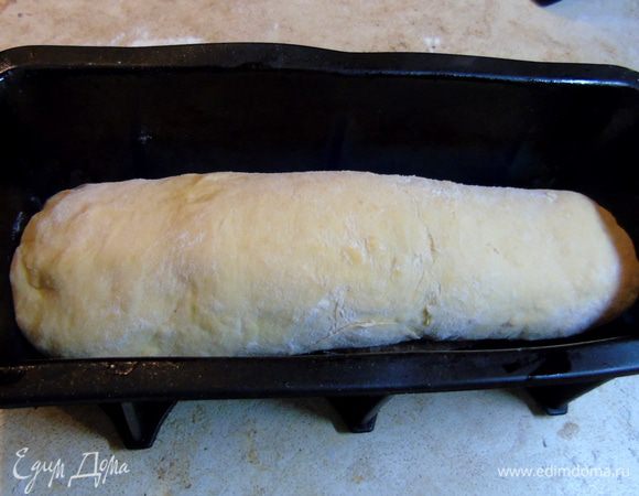 Выложите в смазанную растительным маслом форму, накройте и дайте 30 минут подойти.