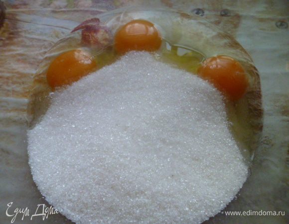 Сразу скажу, партия теста получается большая.
Яйца соединить с сахаром и ванильным сахаром.