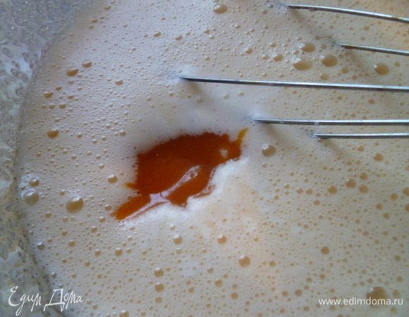 Хорошо взбить и добавить облепиховое варенье.
Затем холодные сливки.