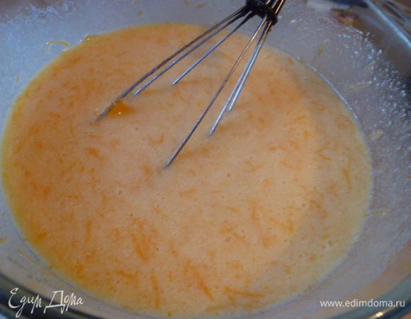 Размешать и понемногу ввести 3 стакана (250 мл) просеянной муки.
Хорошо перемешать, накрыть полотенцем и на ночь в холод.