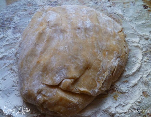 Утром тесто обминаем в 0,75 стакана муки.
Оно должно остаться липким.