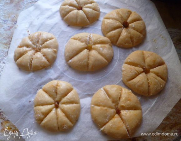 Скатываем шарики, выкладываем на пергамент, рукой слегка придавливаем, ножом сделать рисунок тыквы, в серединку вставить изюм.