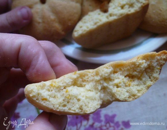 Вот поближе разлом. На фото видно, как маленькие пальчики пытаются стянуть печеньку, пока мама делает фотографию.

Приятного чаепития!