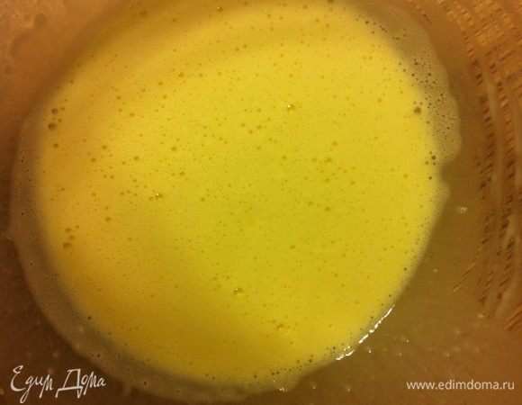 Для крема: в желтки добавить муку и крахмал, взбить, чтобы не было комочков.