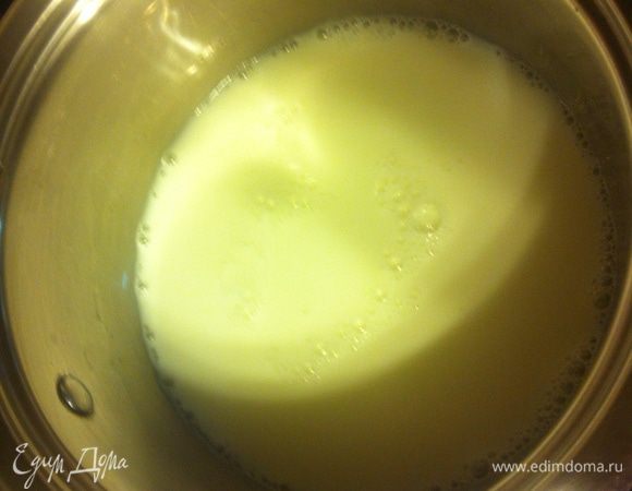 Молоко прогреть с сахаром и ванильным сахаром, не кипятить.