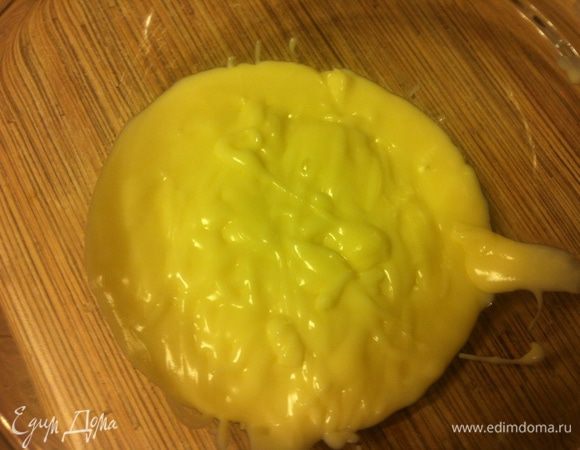 Вернуть смесь в сотейник и на очень маленьком огне довести до загустения, не забывайте мешать. Снять и перелить в другую посуду. Взбивать миксером до охлаждения. Отложить пару ложек для верха.