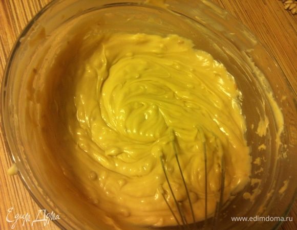 В остывший крем добавить мягкое масло и растопленную нугу, хорошо взбить. Если нуга с орехами, то будут комочки (я еще немного блендером пробила).