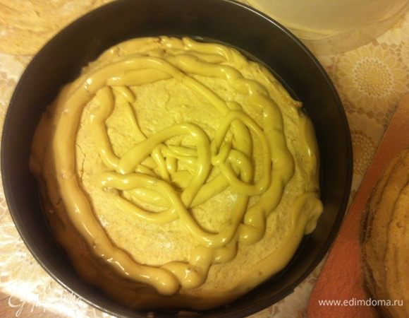 Я собирала в кольце 24 см, но оно было великовато. Лучше собирать в кольце нужного размера, но это необходимо, если Вы хотите получить абсолютно ровный торт. Для этого кладем корж, смазываем кремом, кладем второй корж. Пространство между боками и формой, заполнить кремом. 