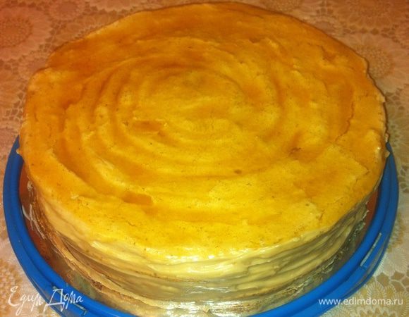 Собрать таким образом торт. Верхний слой покрыть теплым джемом и в таком виде поставить в холодильник, чтобы джем и крем схватились на 1-2 часа. У меня кольцо было больше, поэтому я его сразу сняла и подровняла бока.