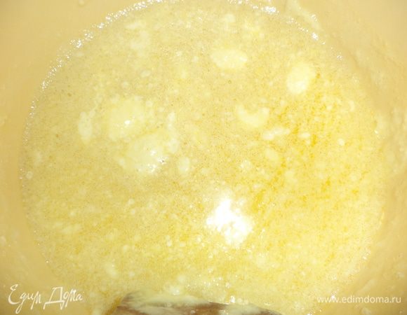 На водяной бане растопить сливочное масло и белый шоколад.
Миндаль очистить от кожуры, измельчить блендером в пудру.