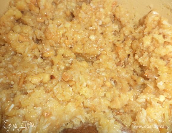 Печенье раскрошить. Добавить миндаль, ванильный сахар, растопленные масло и шоколад, сахарную пудру, тщательно перемешать.