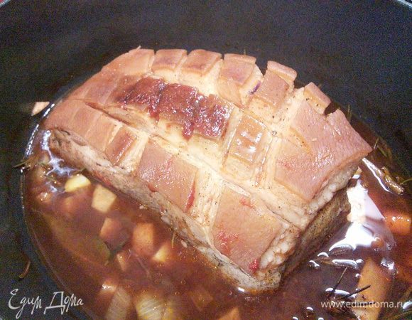 Мясо перевернуть и запекать ещё 1,5 часа. 