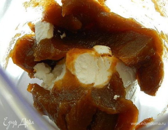 В чаше блендера смешать творог и джем,вылить молоко и взбить блендером. Я еще добавила сахарную пудру, т.к. масса получилась мало сладкой. А у нас все-таки конфеты.