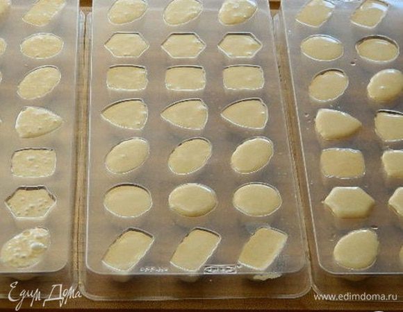 Разлить смесь по формочкам и убрать в холодильник до застывания.