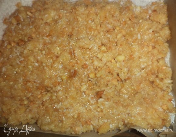 Выложить на стружку полученную массу слоем толщиной 1-1,5 см, разровнять, убрать на 1 час в холодильник.