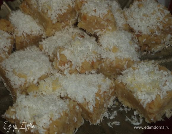 Ножом разрезать затвердевшую массу на кубики и обвалять их в оставшейся кокосовой стружке.