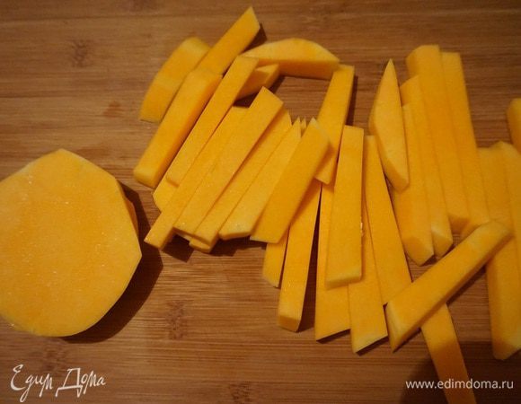 Тыкву вымыть, нарезать ломтиками толщиной с  палец.