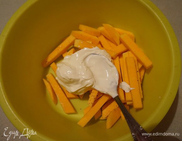 Добавить сметану и перемешать.