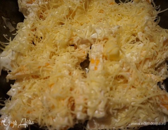 Посыпать мелко натертым сыром.