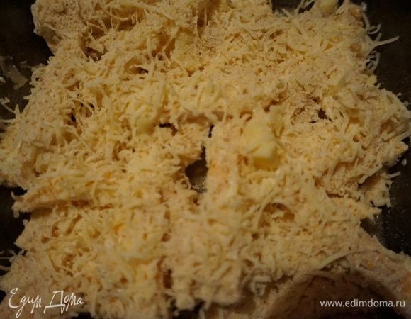 Посыпать панировочными сухарями, можно ржаными.