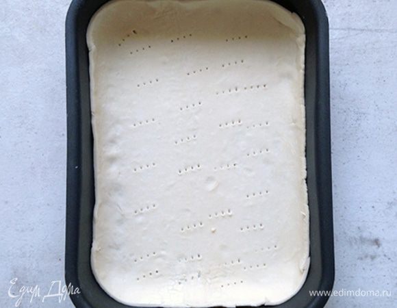 Тесто раскатываем, выкладываем в форму и накалываем в нескольких местах вилкой.